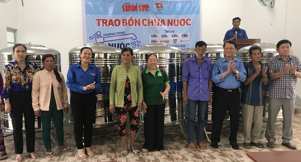 Đại diện báo Tuổi Trẻ, Tỉnh đoàn Sóc Trăng và Hải An Group trao bồn chứa nước cho bà con xã Vĩnh Hải, thị xã Vĩnh Châu, tỉnh Sóc Trăng - Ảnh: KHẮC TÂM