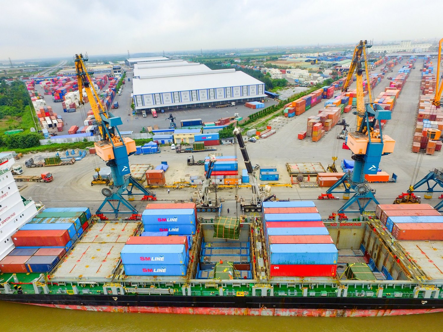 Cảng Hải An khai thác thành công lô hàng siêu trọng của hãng tàu SML