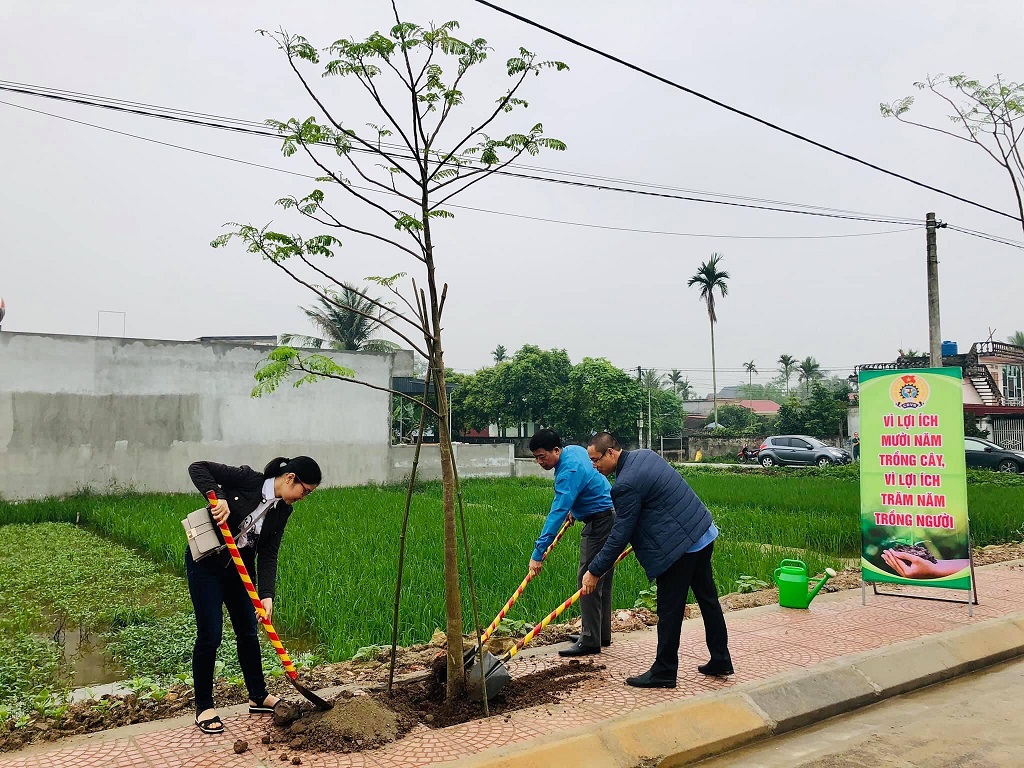 Công đoàn Công ty TNHH Cảng Hải An ủng hộ chương trình trồng cây “Xây dựng nông thôn mới kiểu mẫu”
